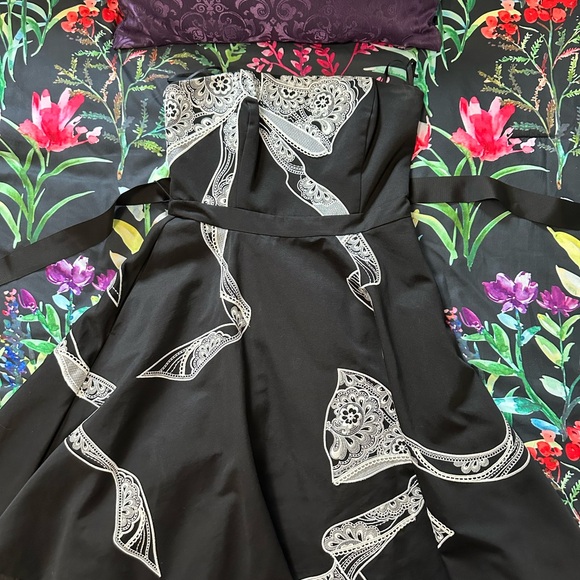 Black dress with white detailed embroidery - Picture 6 of 11